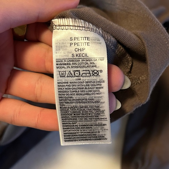 GAP Women's Chocolate Button Down Shirt - Picture 3 of 3